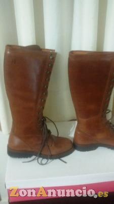 Botas con cordones